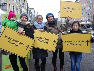 Titelbild: Fotoaktion zur Kampagne "Dein Grundgesetz"