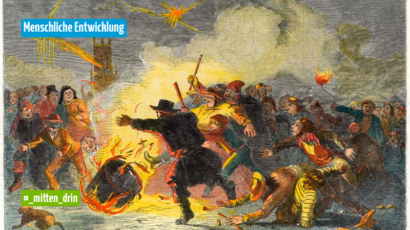 Auf dem Bild ist eine Menschenmenge zusehen. Sie gestikulieren wild und stehen dabei um in brennendes Fass herum. Eine Person tritt das Fass von sich. Es gibt viel Rauch und Feuerwerkskörper fliegen herum. Im Hintergrund ist ein altes Gebäude zu sehen.