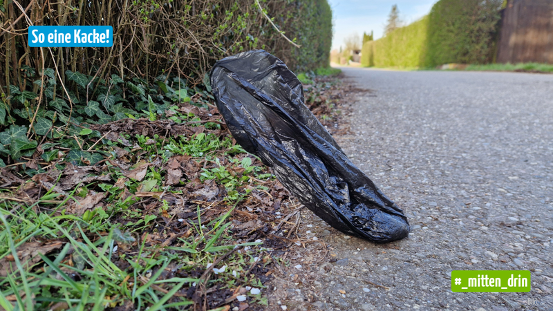 Ein Beutel mit Hundekot liegt auf dem Radweg.