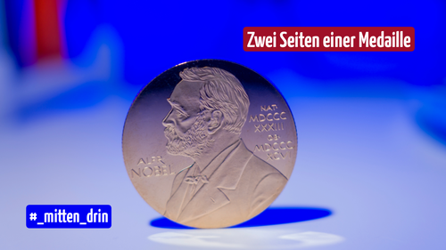 Nahaufnahme einer goldenen Nobelpreis-Medaille mit dem Profil von Alfred Nobel vor blauem Hintergrund und dem Text ‚Zwei Seiten einer Medaille‘.