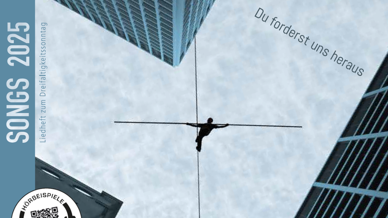Coverbild vom Liederheft SONGS 2025. Hochhäuser sind von unten zu sehen. In der Mitte balanciert ein Mensch mit einer Stange auf einem Seil in der Höhe. Rechts oben steht: Du forderst uns heraus