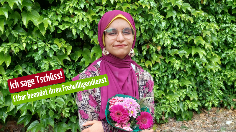 Junge Frau mit Kopftuch hält einen Blumenstrauß in der Hand und sitzt vor einer grünen Hecke. Auf dem Bild steht: Ich sage Tschüss - Ethar beendet ihren Freiwilligendienst
