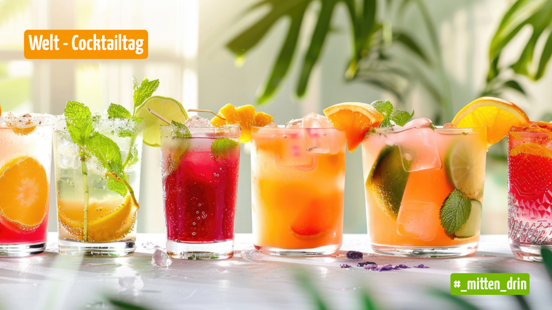 Es stehen mehrere Trinkgläser nebeneinander, die mit überwiegend orangenen und roten Cocktails gefüllt und verschiedenen Früchten dekoriert sind.