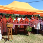 Ministranten und Priester um einen Tisch/Altar unter einem Pavillon