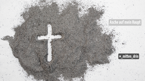 Auf einer weißen Fläche ist auf der linken Seite Asche verstreut. Darin ist ein Kreuz hineingezogen worden.