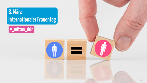 Auf einem Tisch liegen drei Holzwürfel, auf dem linken Würfel ist ein Symbol für Männer in blau aufgebracht. Der Mittelste zeigt ein Gleichheitszeichen und auf dem Rechten ist ein Symbol für Frau in rosa aufgebracht. Der rechte Würfel wird weggenommen.