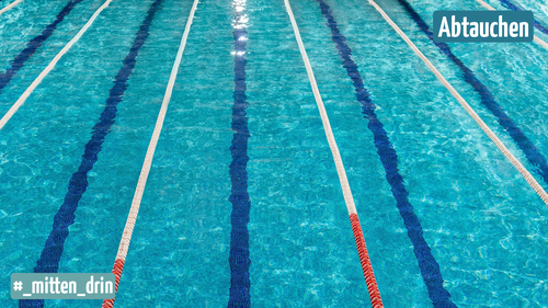 Auf dem Bild zu sehen ist ein freies Schwimmbecken mit Schwimmbahnen.