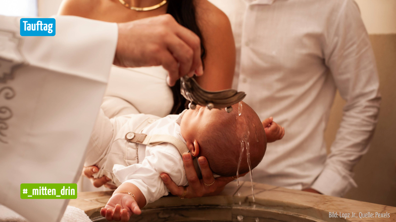 Eine Frau hält ein Baby über das Taufbecken. Ein Priester gießt Wasser über die Stirn eines Babys.