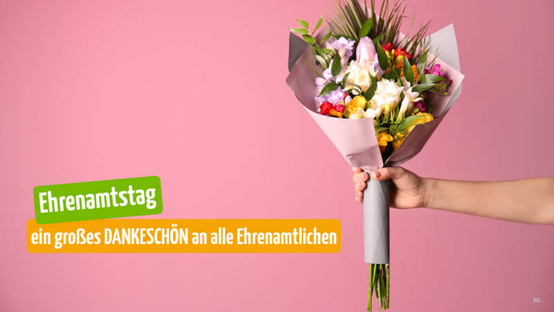 ine Hand hält einen bunten Blumenstrauß vor einem rosa Hintergrund. Links im Bild stehen farbige Textfelder mit der Aufschrift „Ehrenamtstag“ und „ein großes DANKESCHÖN an alle Ehrenamtlichen“.