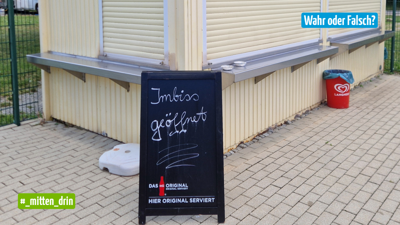 Eine Imbissbude ist geschlossen. Ein Schild davor lautet „Imbiss geöffnet“