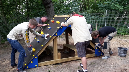 Titelbild zum News-Artikel: Pfadis schaufeln für Kletterwand