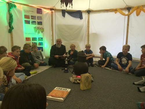 Titelbild zum News-Artikel: Bischof besucht "Bibel im Zelt"