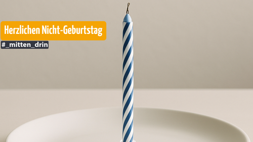 Eine einzelne, nicht angezündete Geburtstagskerze steht aufrecht in der Mitte eines leeren weißen Tellers auf einem weißen Tisch.