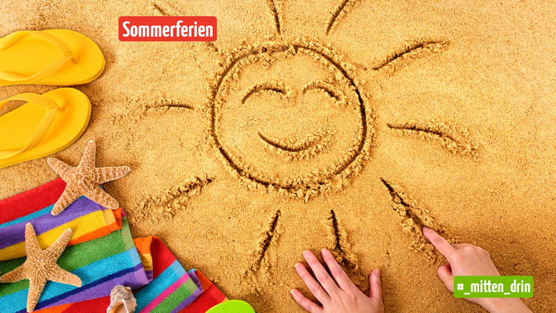 In den Sand ist eine lachende Sonne gemalt. Links von der Sonne sind bunte FlipFlops, Handtücher und Muscheln zu sehen und unter der Sonne zwei Hände. Die rechte Hand vollendet gerade einen -in den Sand- gemalten Sonnenstrahl.