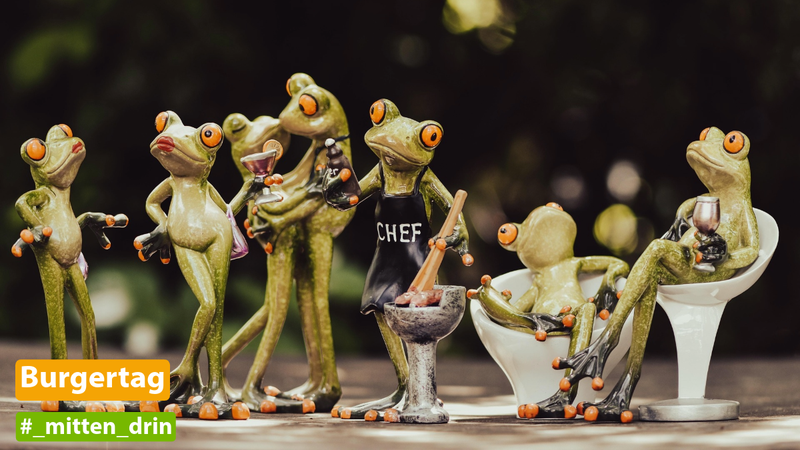 Verschiedene Figuren, die eine Froschfamilie darstellt beim gemeinsamen Grilln und und Entspannen
