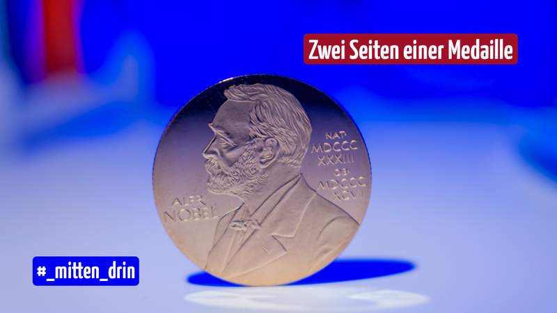 Nahaufnahme einer goldenen Nobelpreis-Medaille mit dem Profil von Alfred Nobel vor blauem Hintergrund und dem Text ‚Zwei Seiten einer Medaille‘.