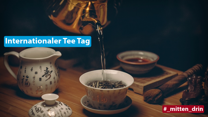 Aus einer Kanne wird Wasser in eine Tasse mit losem Tee gegossen. In weißer Schrift auf blauem Grund steht: Internationaler Tee Tag. Rechts unten steht in weiß auf rotem Grund: #_mitten_drin.
