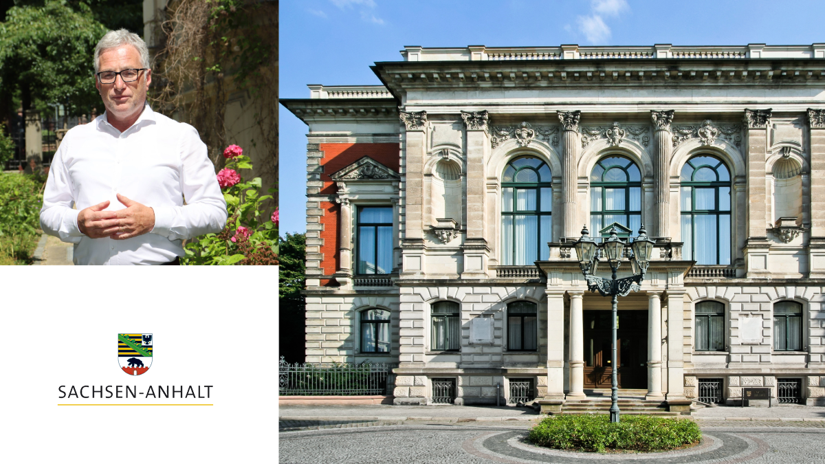 Ein Neubarockes Gebäude mit Säulen und hohen Fenstern. Links daneben ein Mann mit Brille. Darunter das Logo des Landes Sachsen-Anhalt.