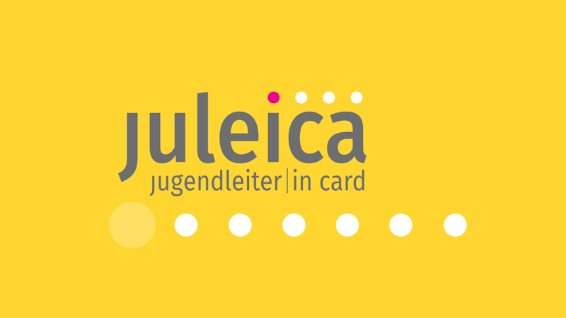 auf gelbem Untergrund sind die Buchstaben juleica und darunter jugendleiterInCard geschrieben