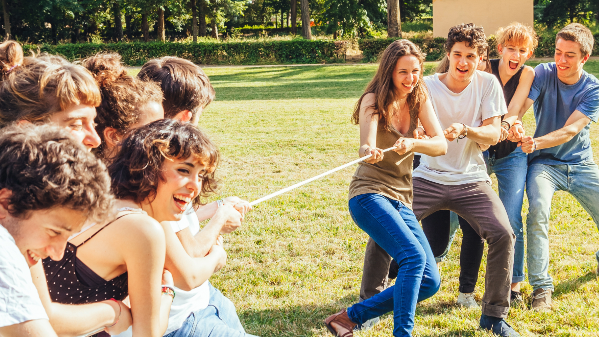 junge Menschen spielen Tauziehen