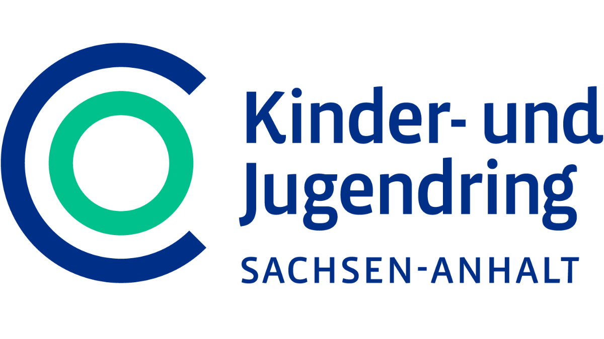 links: blauer Bogen mit inneliegendem grünen Kreis / rechts: Schriftzug Kinder- und Jugendring Sachsen-Anhalt