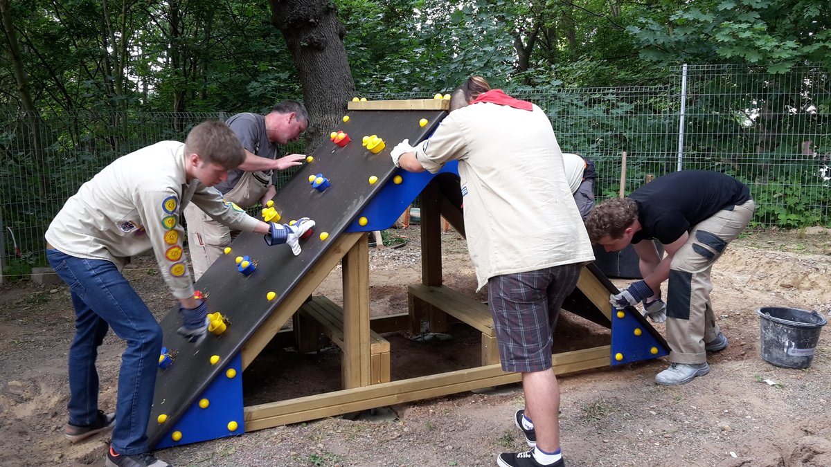 Titelbild zum News-Artikel: Pfadis schaufeln für Kletterwand