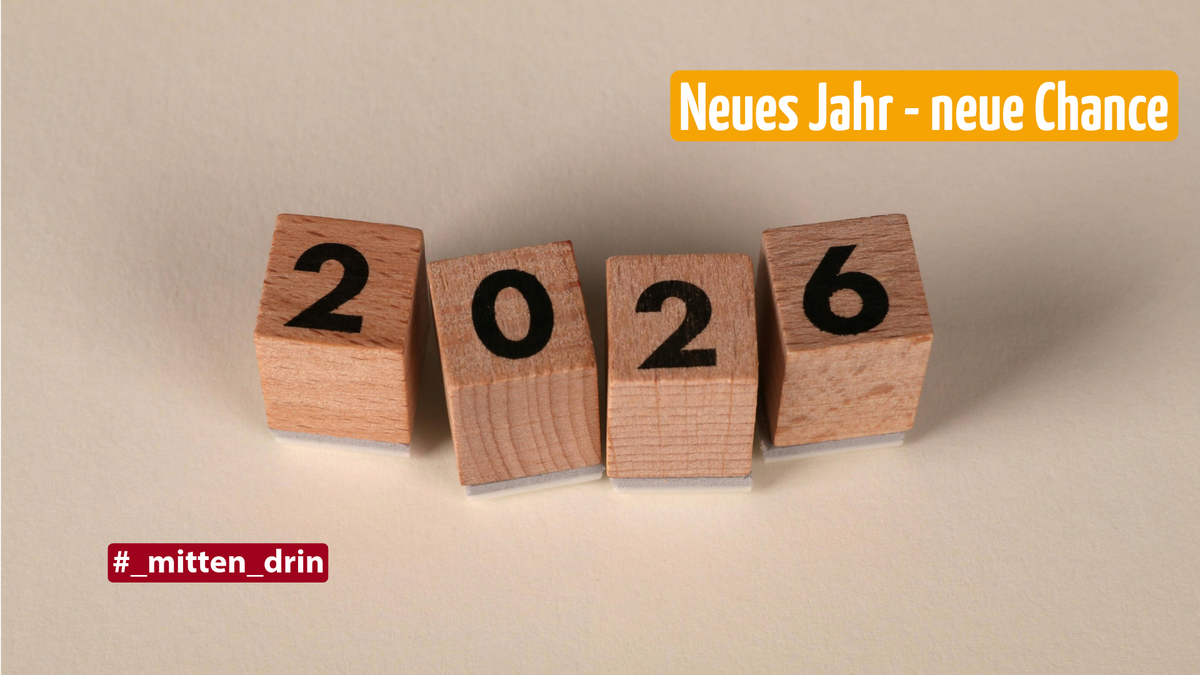 4 Würfel aus Holz liegen auf einer Fläche nebeneinander. Auf den Würfeln sieht man die einzelnen Zahlen 2, 0, 2 und 6, die auf der oberen Fläche stehen. Die anderen Flächen des Würfels sind leer.