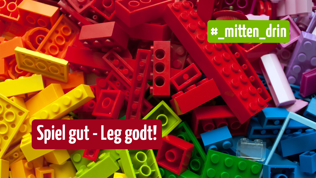 Nahaufnahme von unterschiedlich großen gelben, grünen, roten und blauen Lego-Steinen