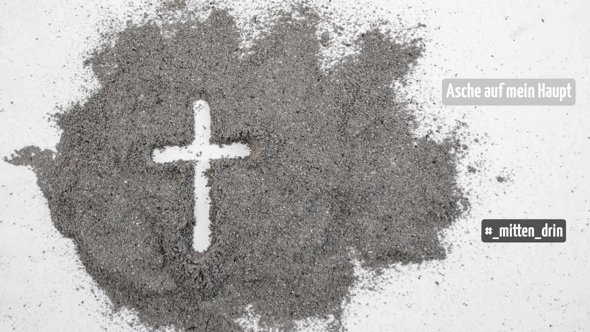 Auf einer weißen Fläche ist auf der linken Seite Asche verstreut. Darin ist ein Kreuz hineingezogen worden.