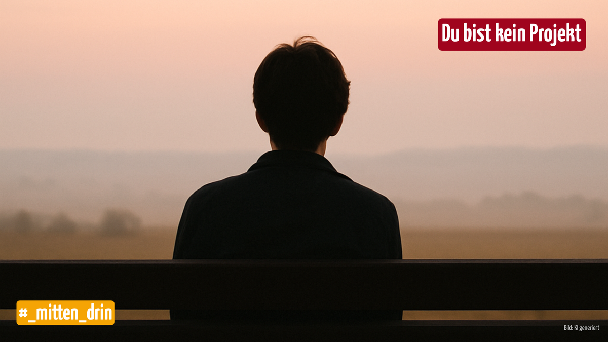Mensch sitzt auf der Bank. Er blickt in die Ferne der Natur