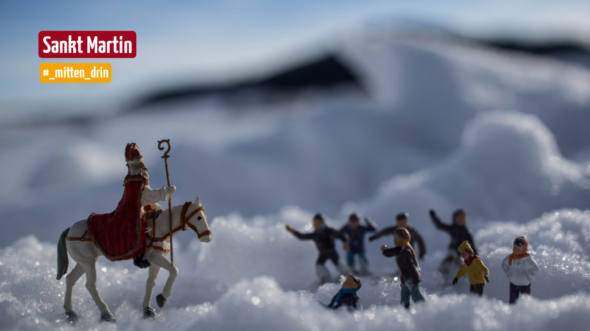 In einer Schnee verschneiten Landschaft reitet ein Mann im roten Mantel, Bischofsstab und Bischofsmütze voran. Einige Leute sitzen im Schnee laufen ihm anscheinend flehend entgegen.