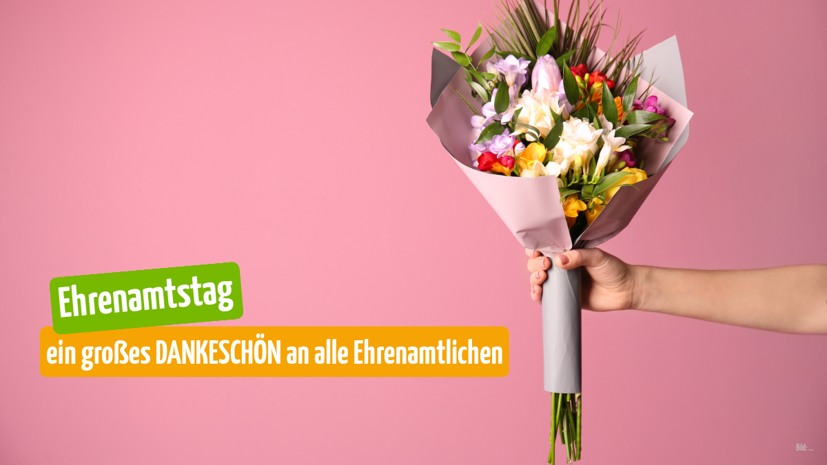 ine Hand hält einen bunten Blumenstrauß vor einem rosa Hintergrund. Links im Bild stehen farbige Textfelder mit der Aufschrift „Ehrenamtstag“ und „ein großes DANKESCHÖN an alle Ehrenamtlichen“.