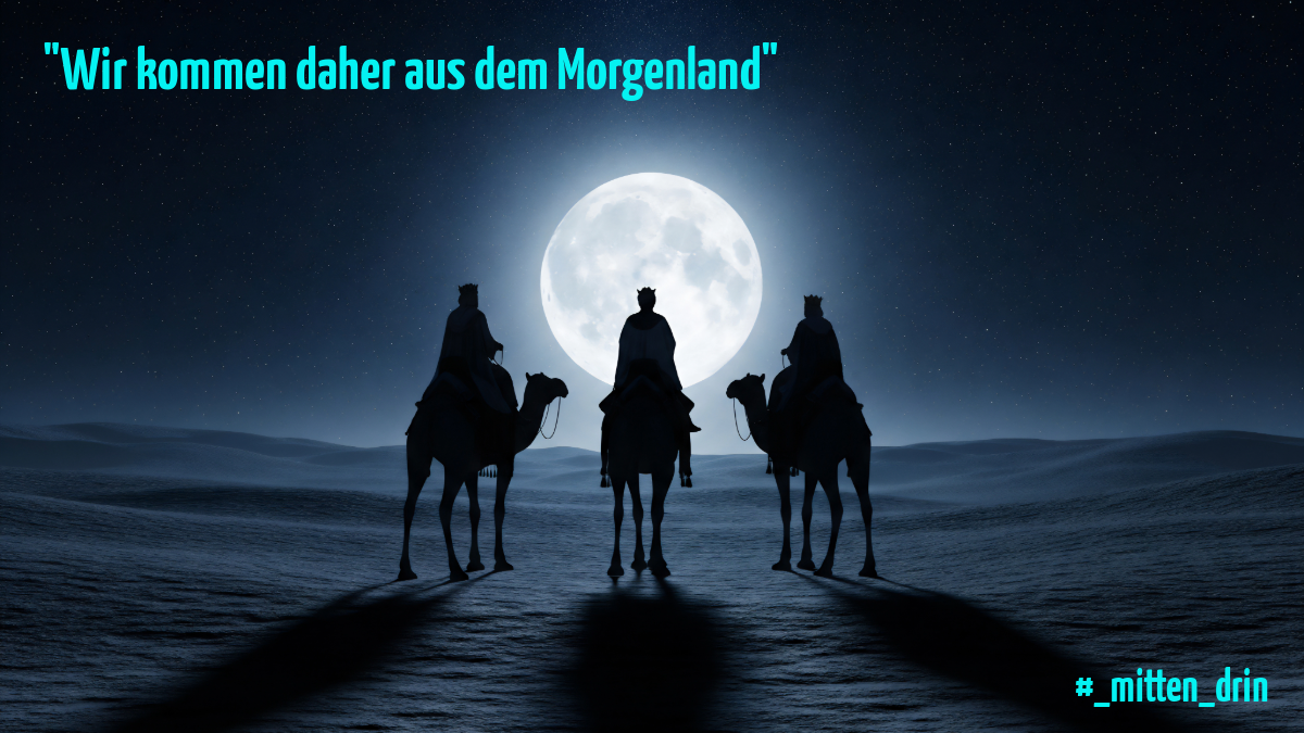 Drei silhouettenhafte Reiter auf Kamelen ziehen nachts durch eine Wüstenlandschaft, vor einem großen hellen Vollmond. Im Himmel steht der Text „Wir kommen daher aus dem Morgenland“, unten rechts der Hashtag „#mitten_drin“.